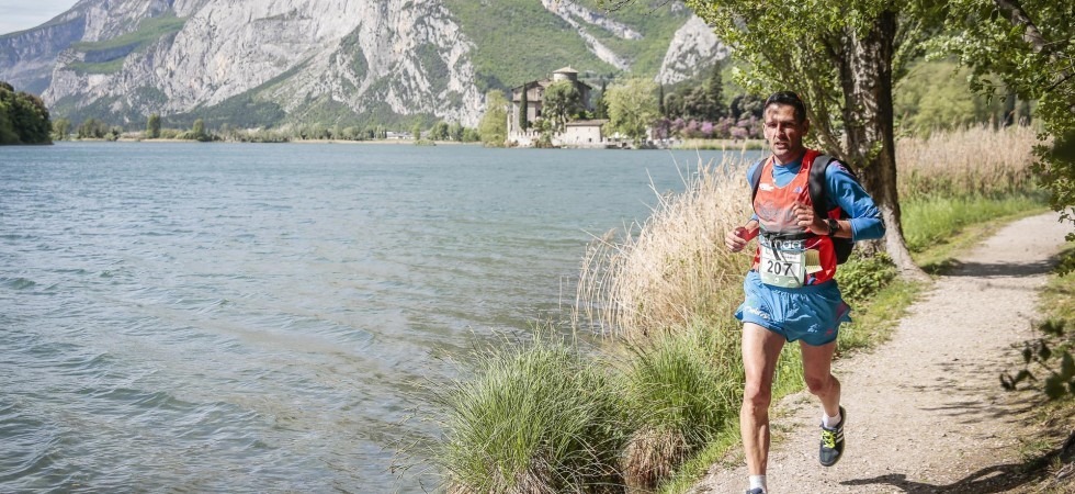 Giuliano Battocletti impegna nella prima edizione di DiVinNosiola Ecorunning (foto Federico Modica)
